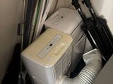 un petit climatiseur placé contre un mur