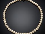 un collier de perles de culture et de diamants