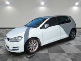 la volkswagen golf blanche est garée sur un carrelage à carreaux