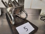 une photo d'une machine posée sur une table