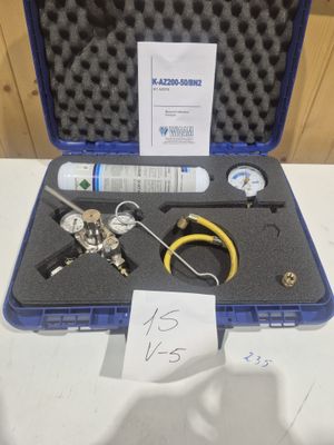 une mallette posée sur une table et contenant quelques outils