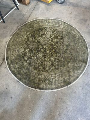 un grand tapis circulaire posé au sol dans un garage