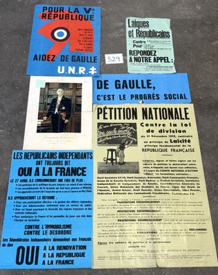 plusieurs affiches posées à même le sol d'un immeuble, sur lesquelles figurent des photos de personnes