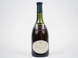 une bouteille de vin posée sur une table