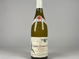 une bouteille de vin posée sur une table