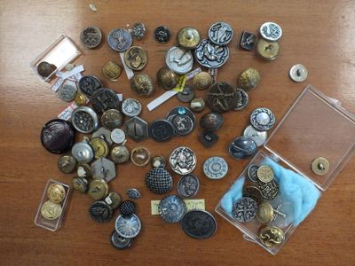 de nombreux types de boutons différents sur une table