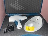 une valise bleue contenant un sèche-cheveux et d'autres objets