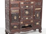 une image représentant une commode en bois ornée de sculptures élaborées