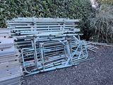 un tas de tuyaux métalliques posé au milieu d'un parking