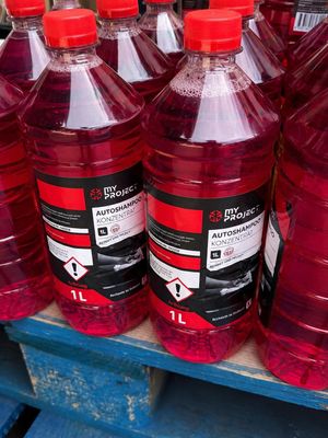 de nombreuses bouteilles contenant un liquide rouge posées sur une étagère