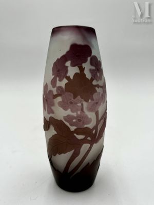 vase violet et blanc orné de fleurs, posé sur un fond blanc