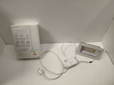 un boîtier blanc avec une télécommande et un boîtier blanc orné du logo Apple