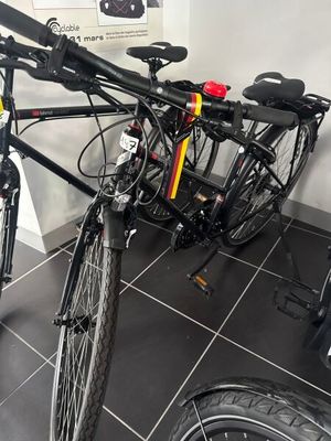 deux vélos garés dans une pièce