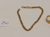 gros plan d'un collier et d'une bague sur une table