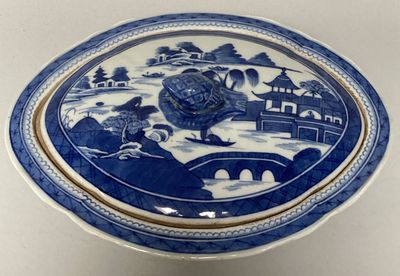 CHINE - XIXe siècle Terrine couverte de forme ovale en porce…