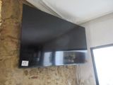 une télévision à écran plat fixée au mur au-dessus d'une fenêtre