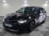 la photo d'une voiture noire garée dans un garage