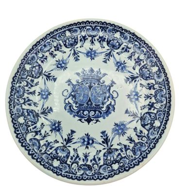 une image représentant une assiette bleue et blanche ornée d'un motif