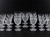 six verres à pied en verre transparent posés sur une table noire