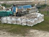 un camion garé à côté d'une pile de bois