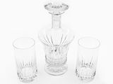 trois verres et une carafe sur la table