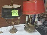 deux lampes posées sur une table, avec une étiquette de prix