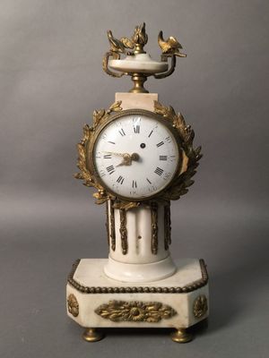 Pendule en pierre dure blanche et bronze doré