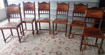 six chaises posées sur un tapis dans une pièce