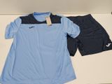 une chemise bleue et un short noir posés sur une table