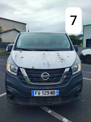 une photo d'une camionnette garée sur un parking, avec le chiffre 7 sur le devant