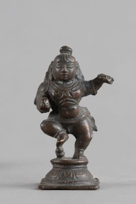 une image représentant une statue en bronze d'un homme assis sur un socle