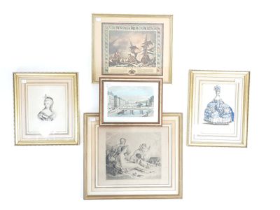 quatre tableaux encadrés sur le mur d'une pièce