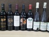 des bouteilles de vin sont alignées sur une table devant un mur