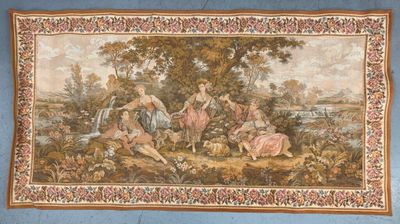 une image d'une tapisserie accrochée au mur d'une pièce