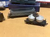 plusieurs petits trains miniatures posés les uns à côté des autres sur une table