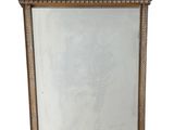 image d'un miroir avec un cadre en bois sur fond blanc