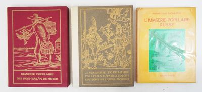 Trois livres sont alignés sur une surface blanche ; l'un est rouge et l'autre est jaune.