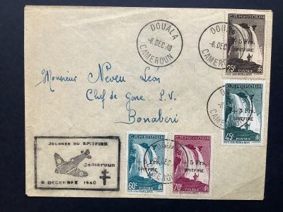 une vieille carte postale sur laquelle figure l'image d'un avion