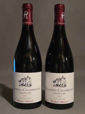 deux bouteilles de vin posées l'une à côté de l'autre sur une table