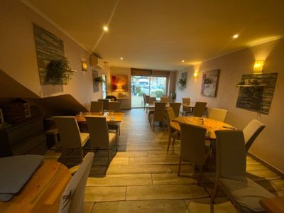 11 tables plateaux bois différentes tailles et 38 chaises bo…