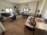 une photo d'un bureau à domicile où les bureaux sont encombrés