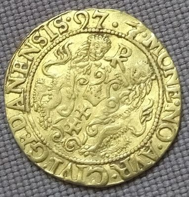 un gros plan d'une pièce d'or sur laquelle figure un lion
