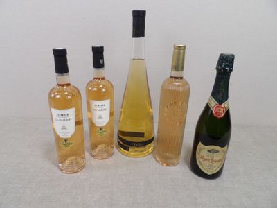 plusieurs bouteilles de vin sont alignées sur une table