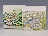 deux boîtes de parfums posées sur une table