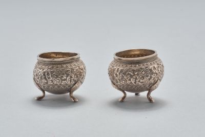 paire de salières anciennes en argent sur socle