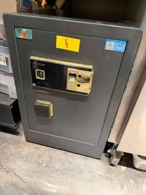 un coffre-fort en métal muni d'une serrure à clé sur la porte