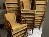 de nombreuses chaises en osier empilées les unes sur les autres