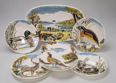 plusieurs types d'assiettes et de bols différents ornés d'oiseaux