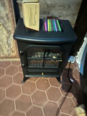 un petit poêle noir surmonté d'une boîte