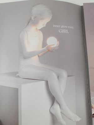 un livre sur lequel figure la photo d'une femme assise sur une table